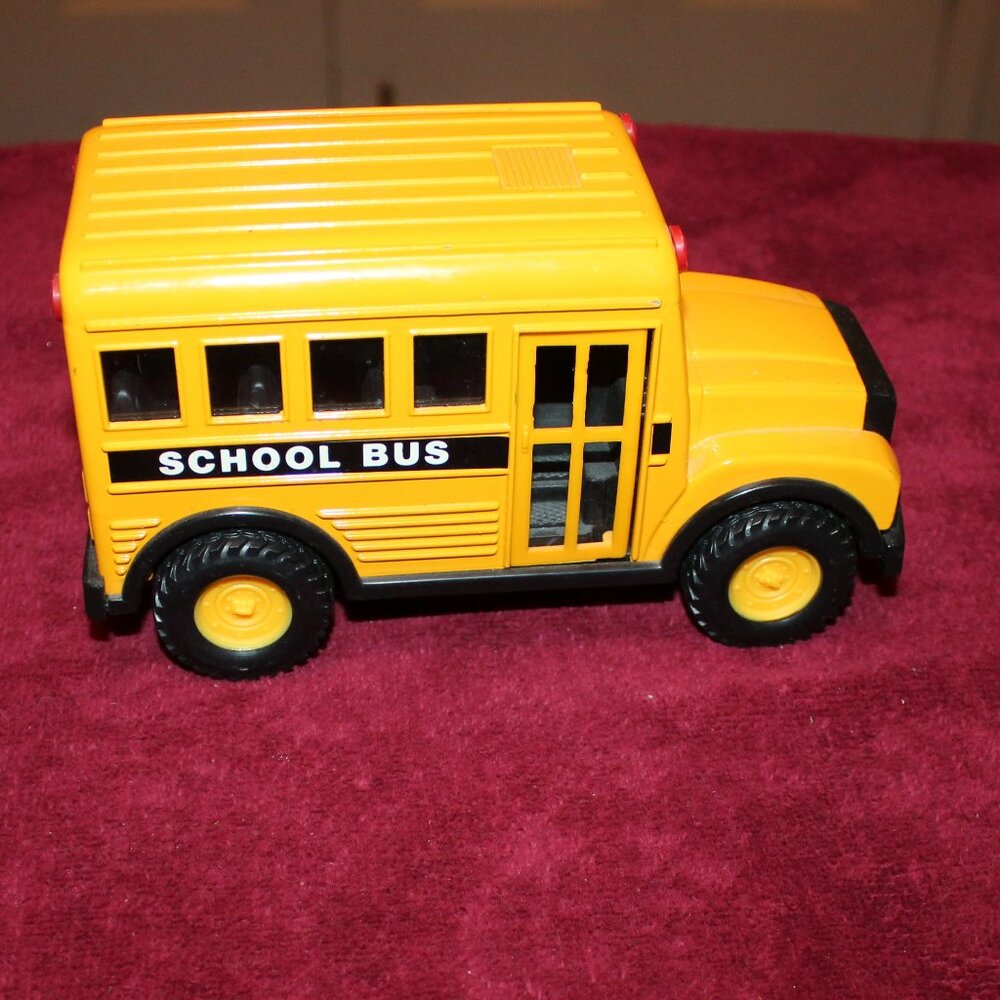 2001 Soma Vintage Mighty Wheels Metal School bus